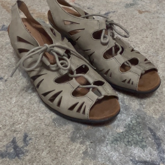 Cobb Hill by New Balance Women's Tan Lace-Up Sandals - Picture 8 of 9